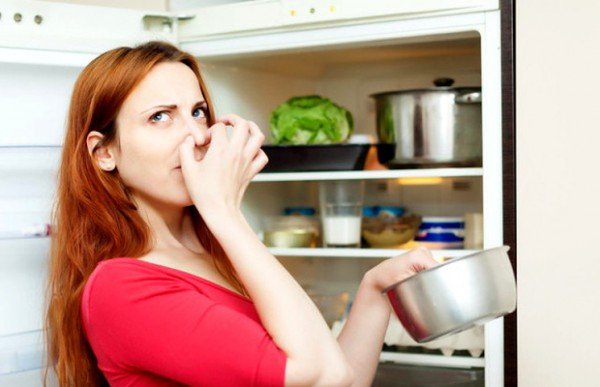 Что положить в холодильник чтоб убрать неприятный запах