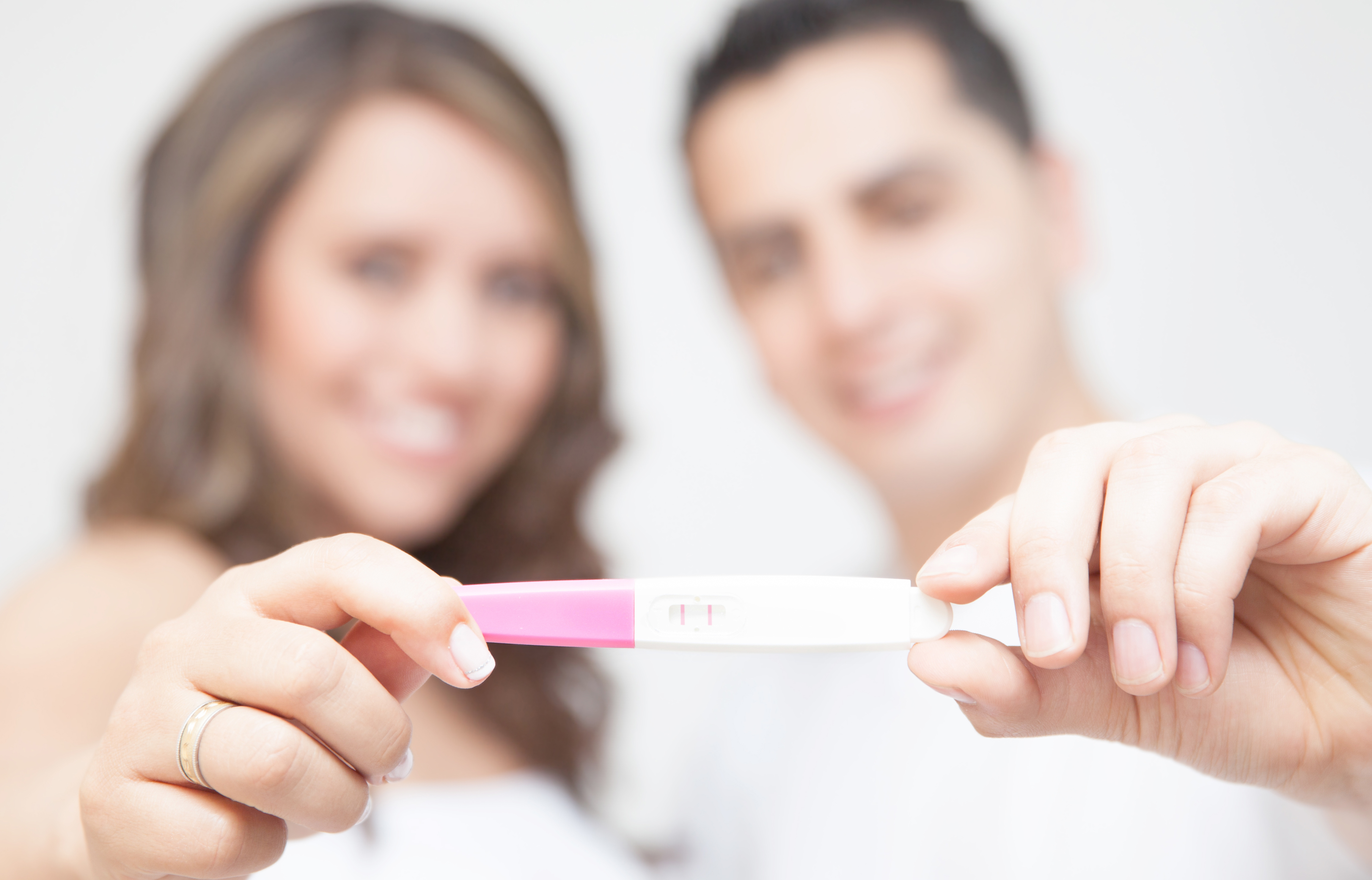 Исследование бесплодия. Тест на беременность. Женщина с тестом на беременность. Тест на беременность фото. Фотосессия с тестом на беременность.