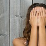Как избавиться от красных пятен на лице после прыщей?